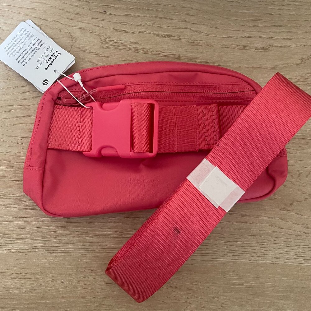Lululemon Everywhere Belt Bag – Pink / Coral - Picture 2 of 3